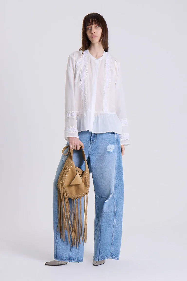 Camisa blanca de voile con detalles de encaje y cartera en el delantero de Maria Cher en Camisas para argentina