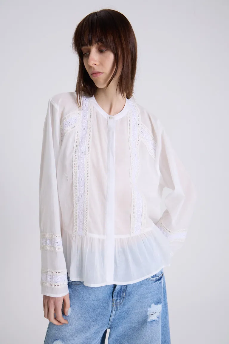 Camisa blanca de voile con detalles de encaje y cartera en el delantero de Maria Cher en Camisas para argentina