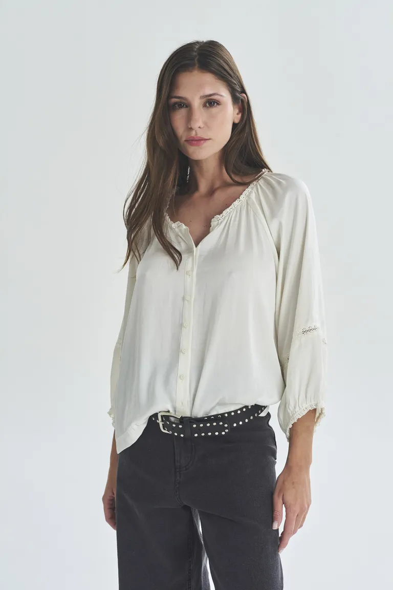 Blusa blanca de manga abullonada, diseño femenino y elegante de Akiabara en Blusas para argentina
