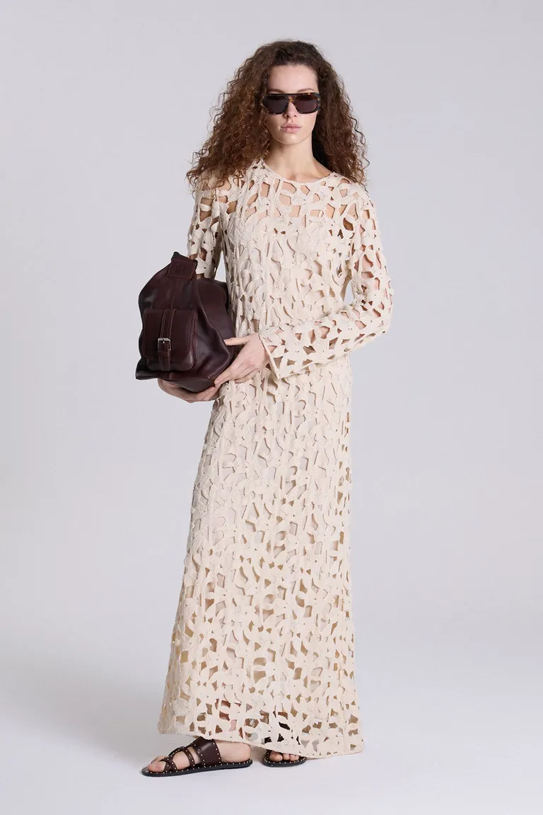 Vestido largo tejido manga larga con escote redondo y diseño calado de Maria Cher en Vestidos para argentina