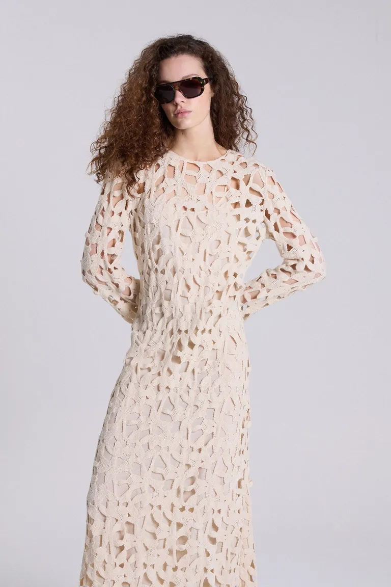 Vestido largo tejido manga larga con escote redondo y diseño calado de Maria Cher en Vestidos para argentina