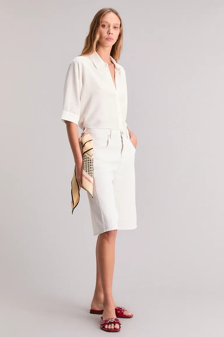 Bermuda barrel loose premium en tono blanco óptico, silueta relajada y elegante de Kosiuko en Shorts para argentina