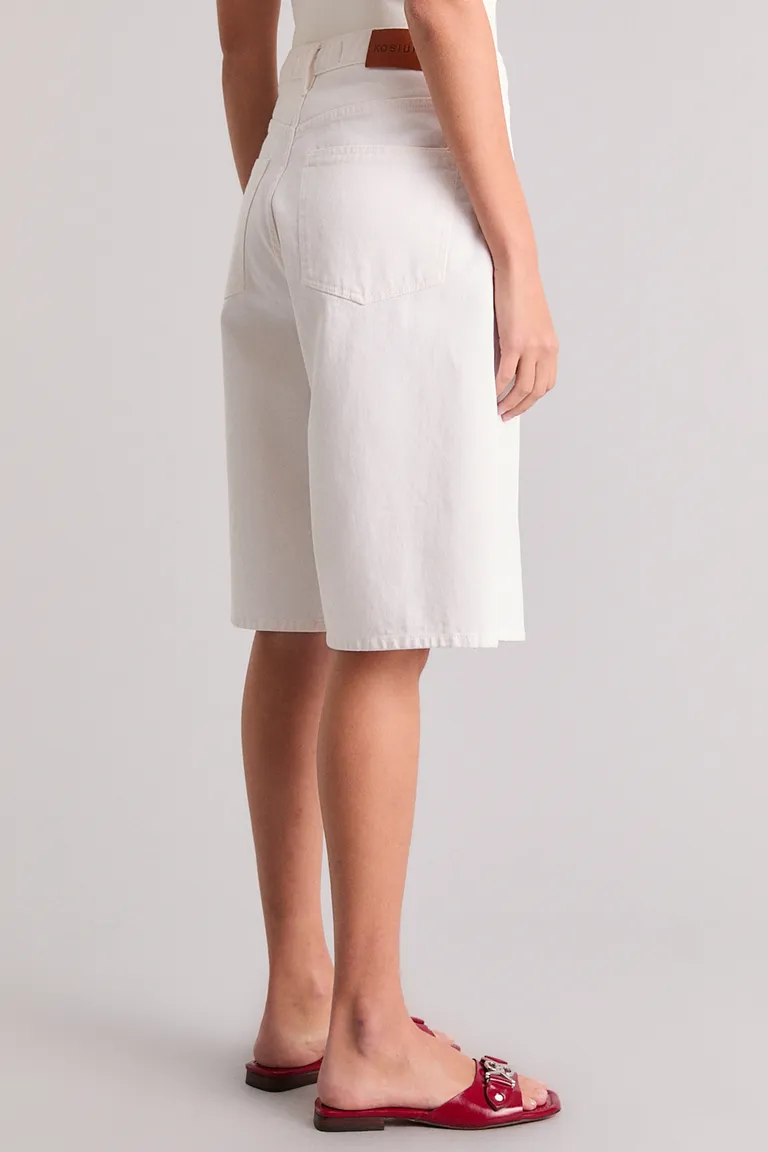 Bermuda barrel loose premium en tono blanco óptico, silueta relajada y elegante de Kosiuko en Shorts para argentina