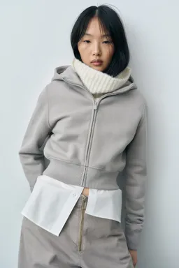 Buzo crop con capucha de Mango en Buzos y Sweaters para argentina