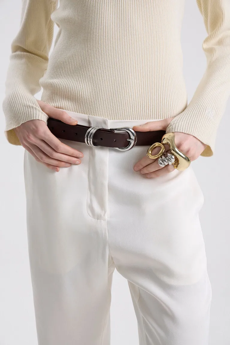 Pantalón sastrero de corte recto con tajo lateral y cierre oculto de Maria Cher en Pantalones para argentina