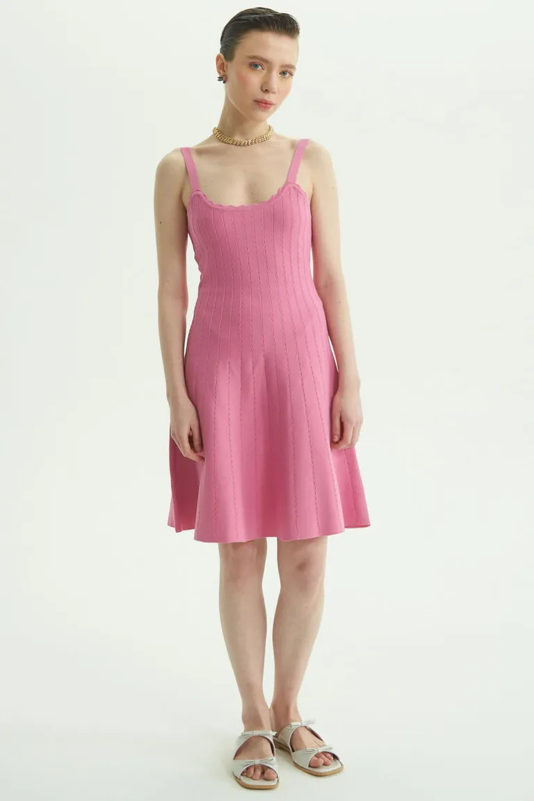 Vestido tejido con escote de onditas y falda en corte A de Las Pepas en Vestidos para argentina