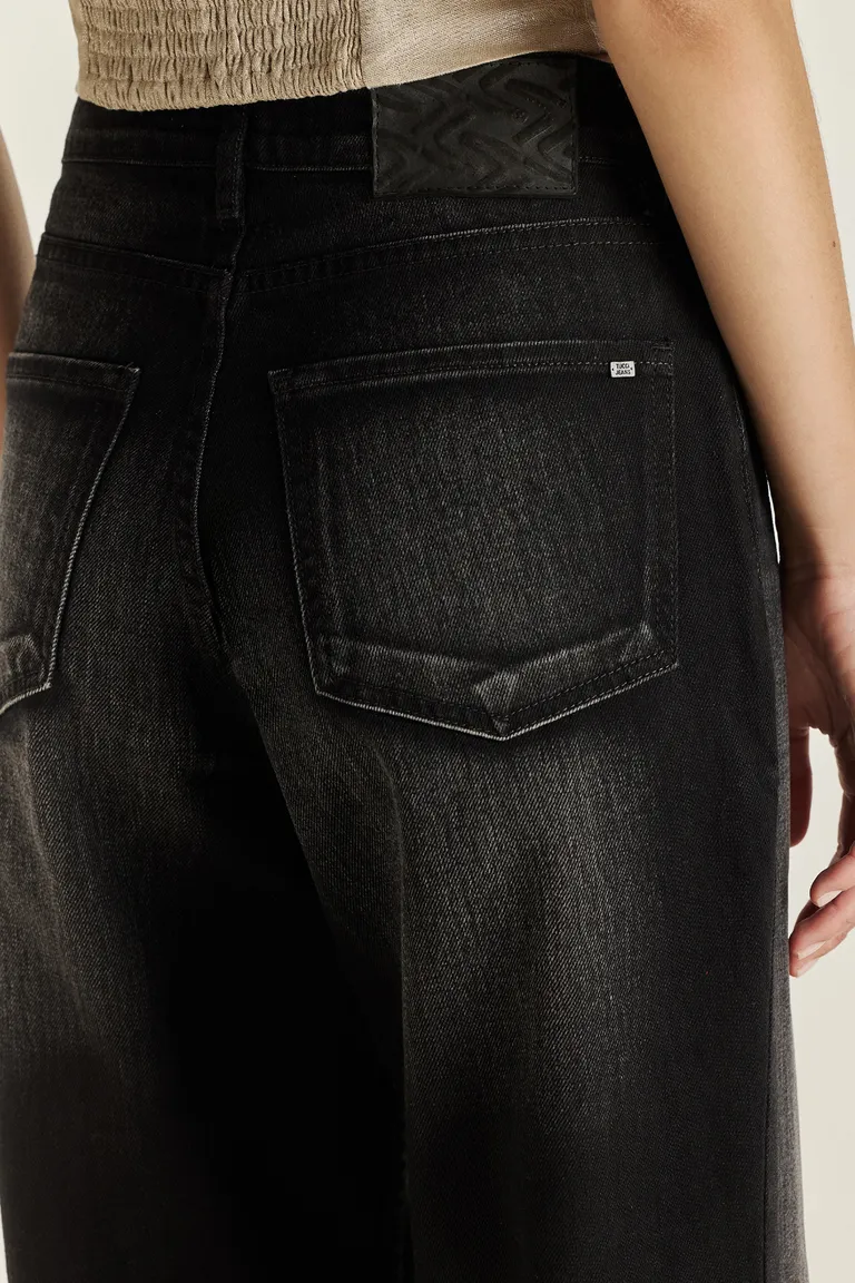 Pantalón de denim de tiro alto y calce relajado con lavado negro intenso y detalles exclusivos de Tucci en Pantalones para argentina