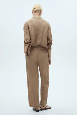 Pantalón textura cinturón de Mango en Pantalones para argentina