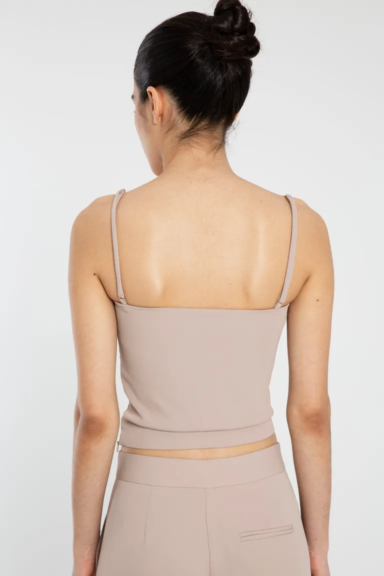 Top de crepe sastrero con escote recto y breteles ajustables de Naíma en Tops para argentina