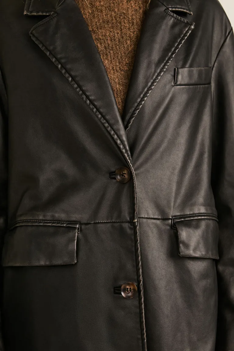 Tapado largo con cuello sastre, cierre frontal de botones y diseño con recortes laterales de Cuesta Blanca en Tapados para argentina