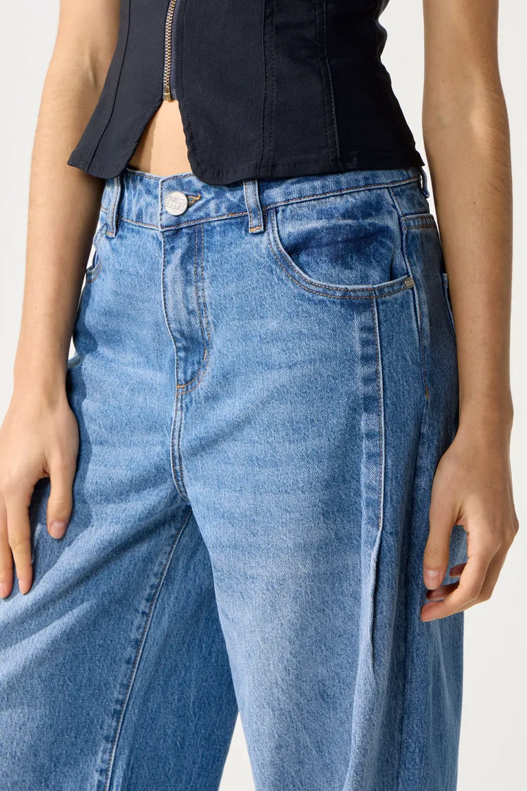 Pantalón vaquero de tiro alto y pierna ancha de Cuesta Blanca en Pantalones para argentina