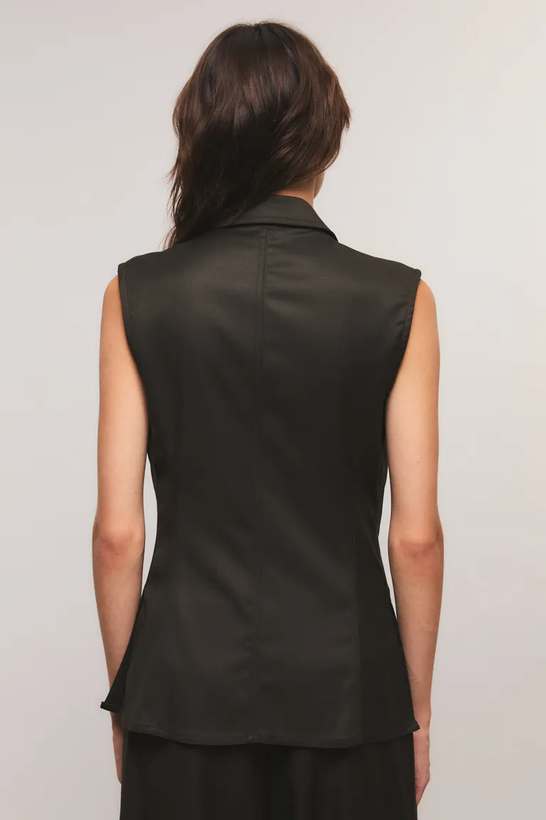 Chaleco sastrero entallado con cierre frontal, aberturas laterales y bolsillo aplicado de Kosiuko en Chalecos para argentina