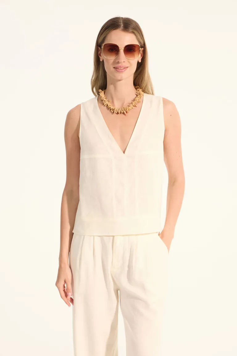 Top de lino sin mangas con detalles de recortes y pespuntes para un estilo elegante y moderno de Portsaid en Tops para argentina