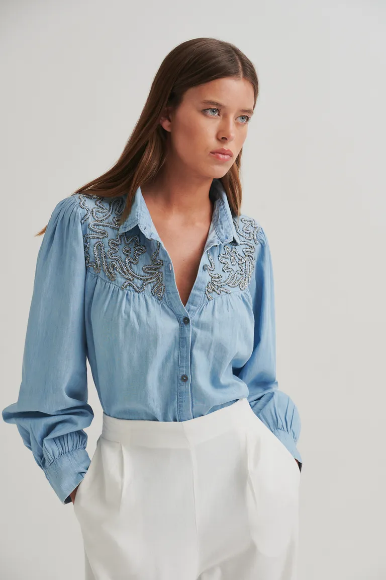 Camisa de mujer con bordado de mostacillas en los hombros en tono azul denim de Sweet en Camisas para argentina