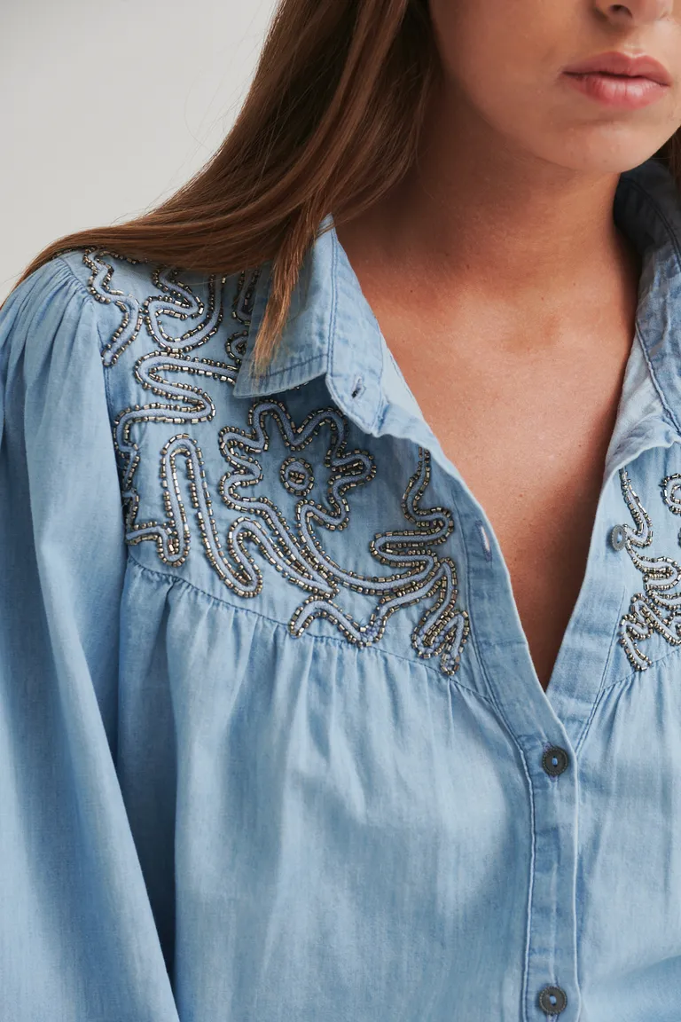 Camisa de mujer con bordado de mostacillas en los hombros en tono azul denim de Sweet en Camisas para argentina