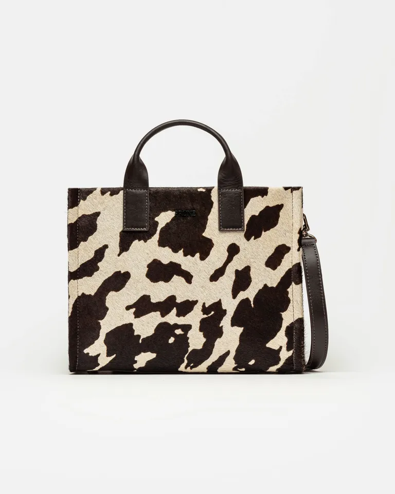 Cartera de mano con estampado de vaca, diseño chic y práctico de Prüne en Bolsos y Carteras para argentina