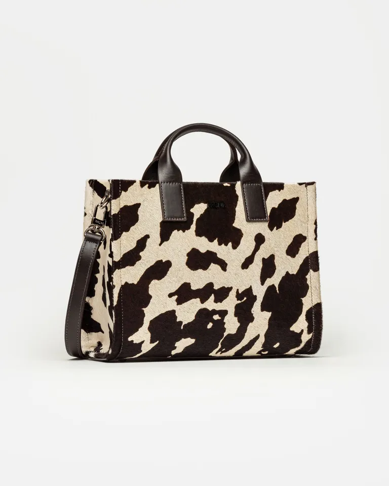 Cartera de mano con estampado de vaca, diseño chic y práctico de Prüne en Bolsos y Carteras para argentina