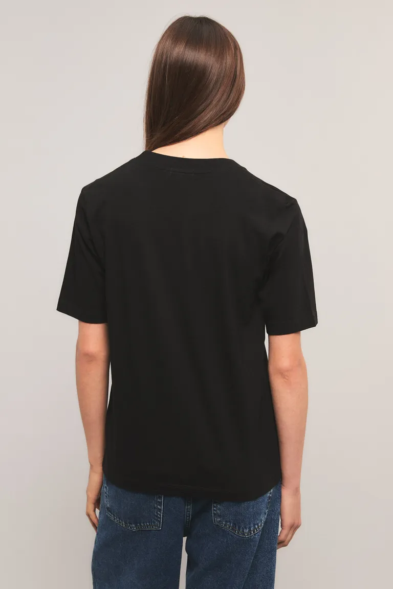 Remera con cuello redondo, mangas cortas, calce oversize y detalle bordado en el frente para uso casual de Kosiuko en Remeras para argentina