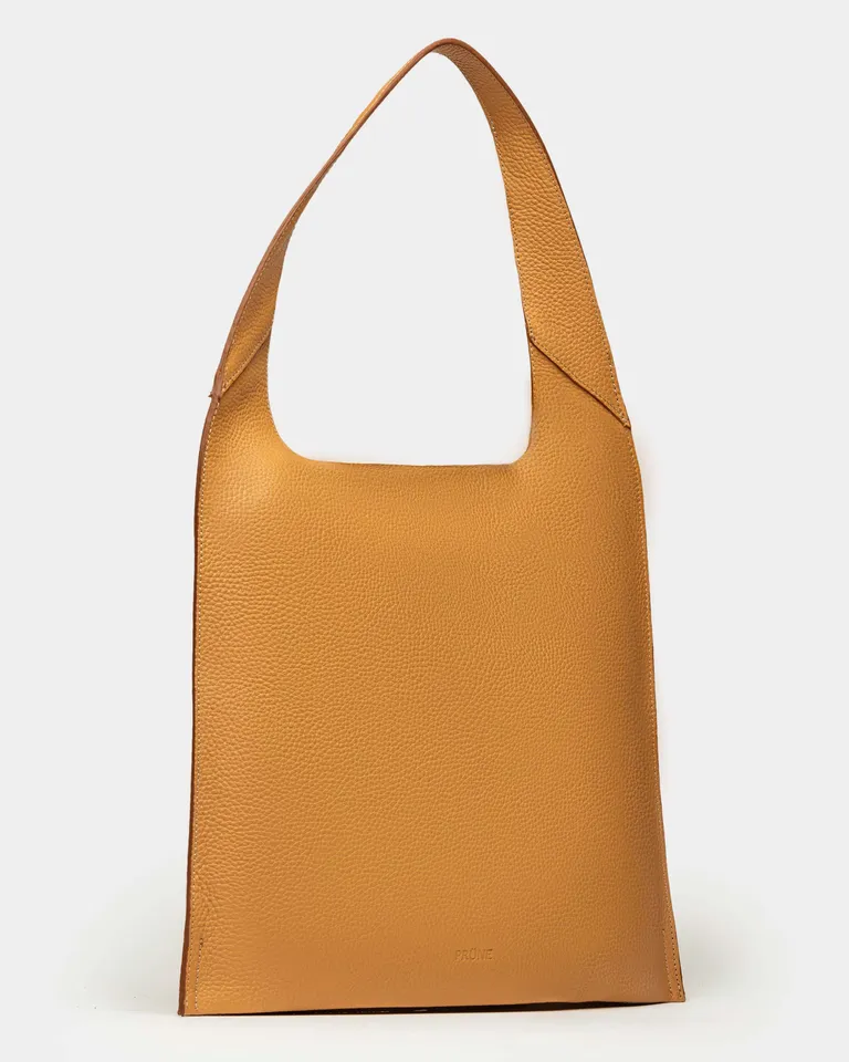 Cartera al hombro de cuero graneado con diseño minimalista y moderno de Prüne en Bolsos y Carteras para argentina