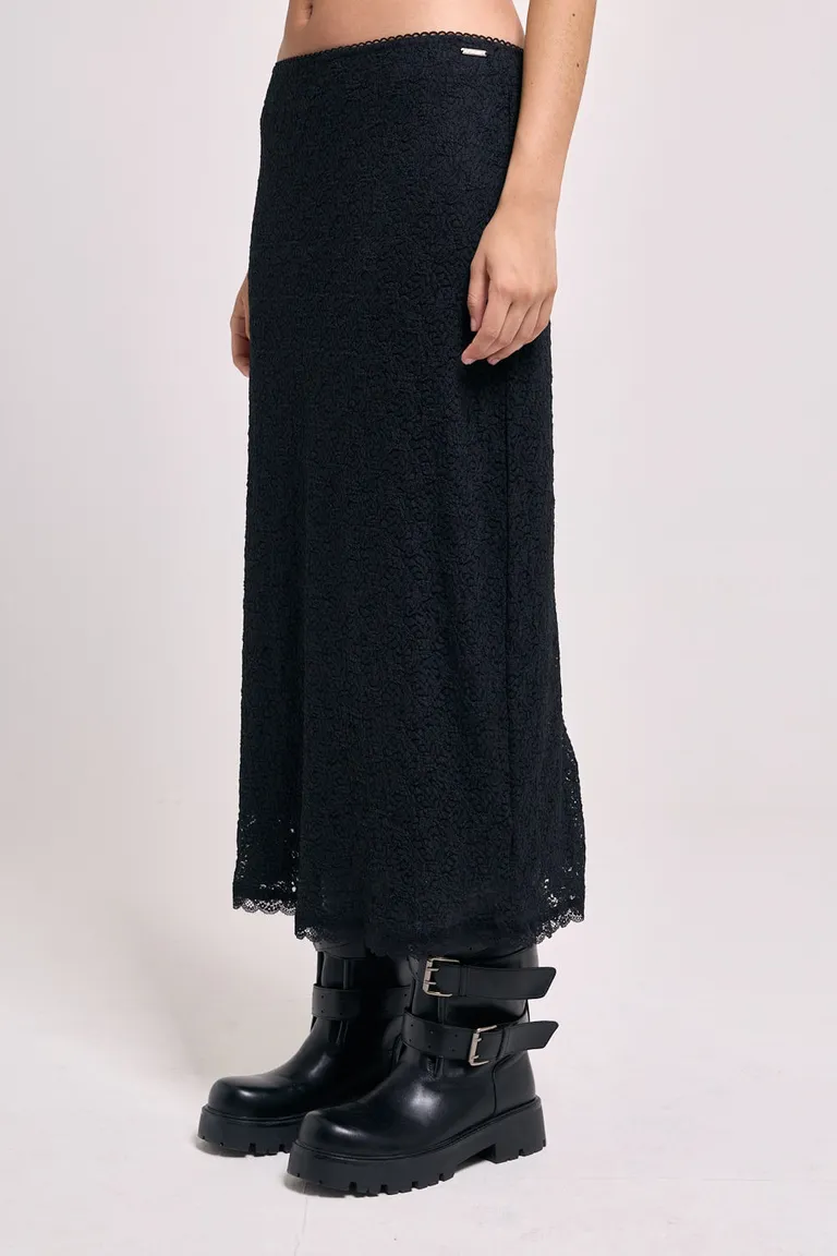 Falda midi de encaje blanco con detalles delicados y toque femenino de 47 Street en Faldas para argentina