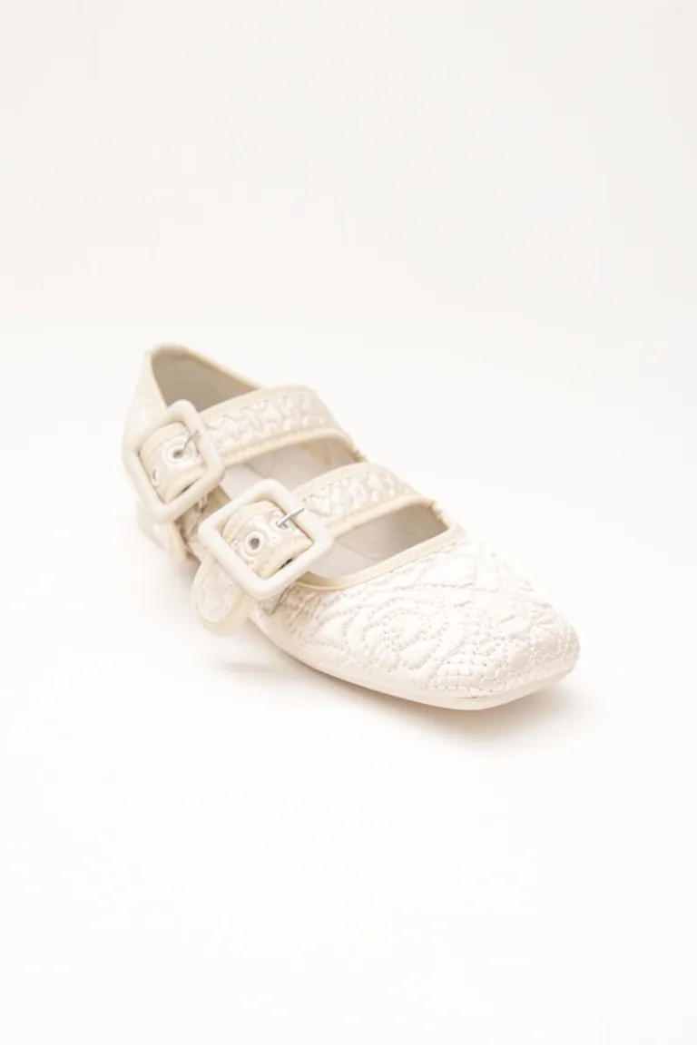 Guillerminas de satén blanco con bordado y tiras ajustables de Las Pepas en Ballerinas para argentina