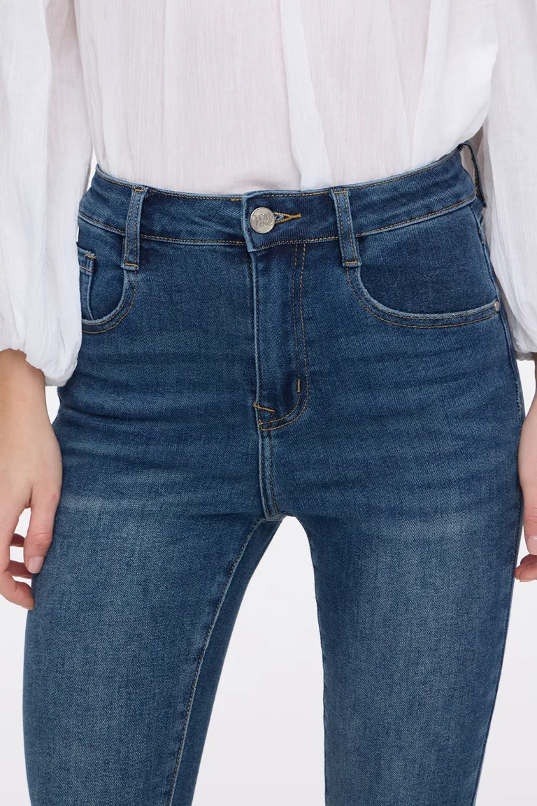 Pantalón de jean tiro alto con ajuste skinny y cinco bolsillos de Cuesta Blanca en Pantalones para argentina