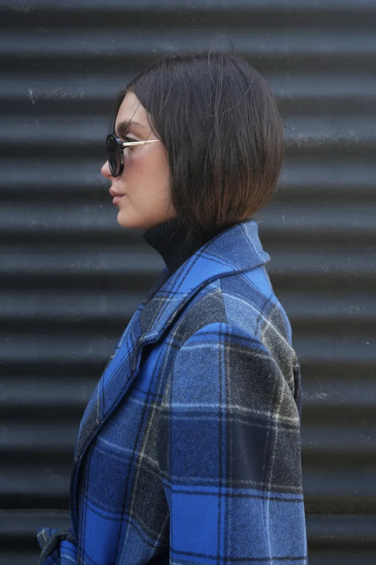 Tapado largo a cuadros con solapas clásicas y lazo ajustable en la cintura de Naíma en Tapados para argentina