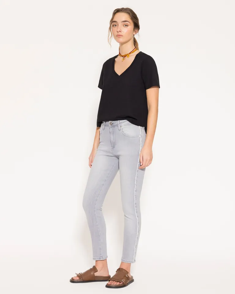 Jeans de corte slim con cintura relajada y largo tobillero de Jazmin Chebar en Pantalones para argentina