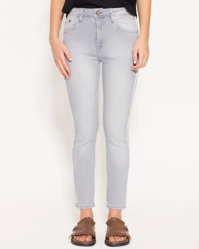 Jeans de corte slim con cintura relajada y largo tobillero de Jazmin Chebar en Pantalones para argentina