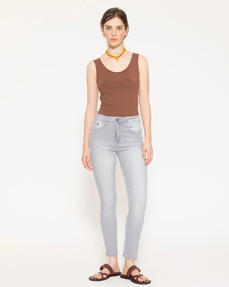 Jeans de corte slim con cintura relajada y largo tobillero de Jazmin Chebar en Pantalones para argentina