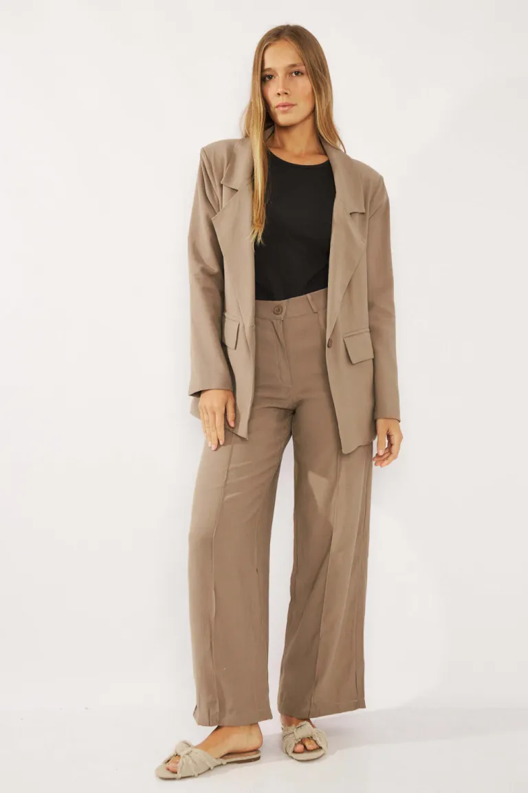 Blazer sastre de corte recto y solapa en tono beige de Belle en Blazers para argentina