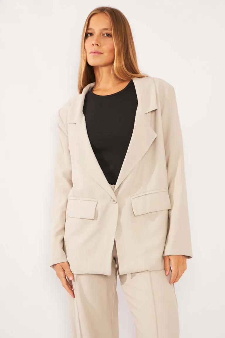 Blazer sastre de corte recto y solapa en tono beige de Belle en Blazers para argentina
