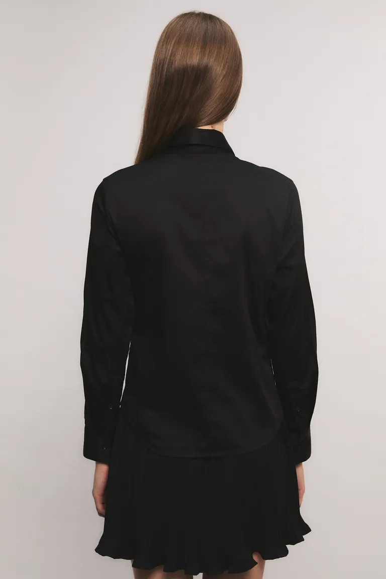 Camisa de corte slim con cuello italiano, cierre oculto y detalles de apliques brillantes texturizados de Kosiuko en Camisas para argentina