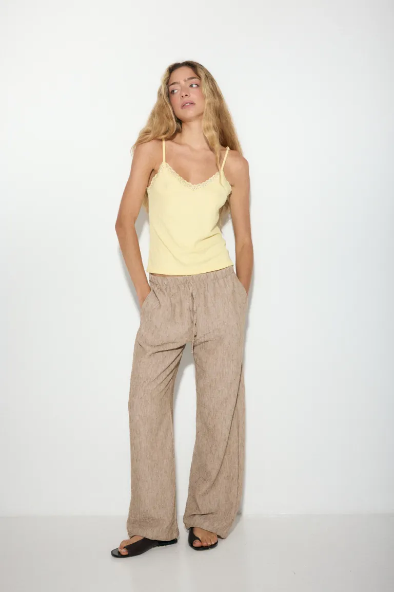 Musculosa amarilla con escote en V y breteles regulables de Audaz en Tops para argentina