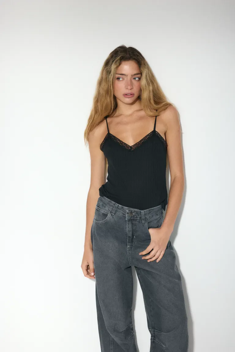 Musculosa amarilla con escote en V y breteles regulables de Audaz en Tops para argentina