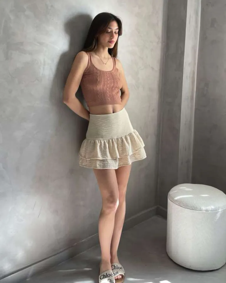 Falda corta entallada con doble volado y cierre lateral en color blanco de Hesed en Faldas para argentina