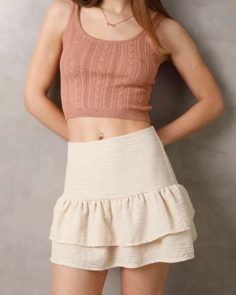 Falda corta entallada con doble volado y cierre lateral en color blanco de Hesed en Faldas para argentina