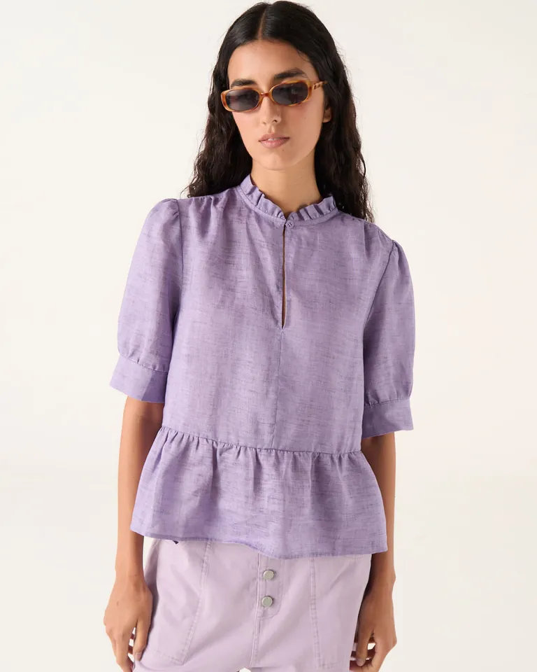 Top con cuello mao mangas cortas y volado en el ruedo de calce boxy de Furzai en Tops para argentina