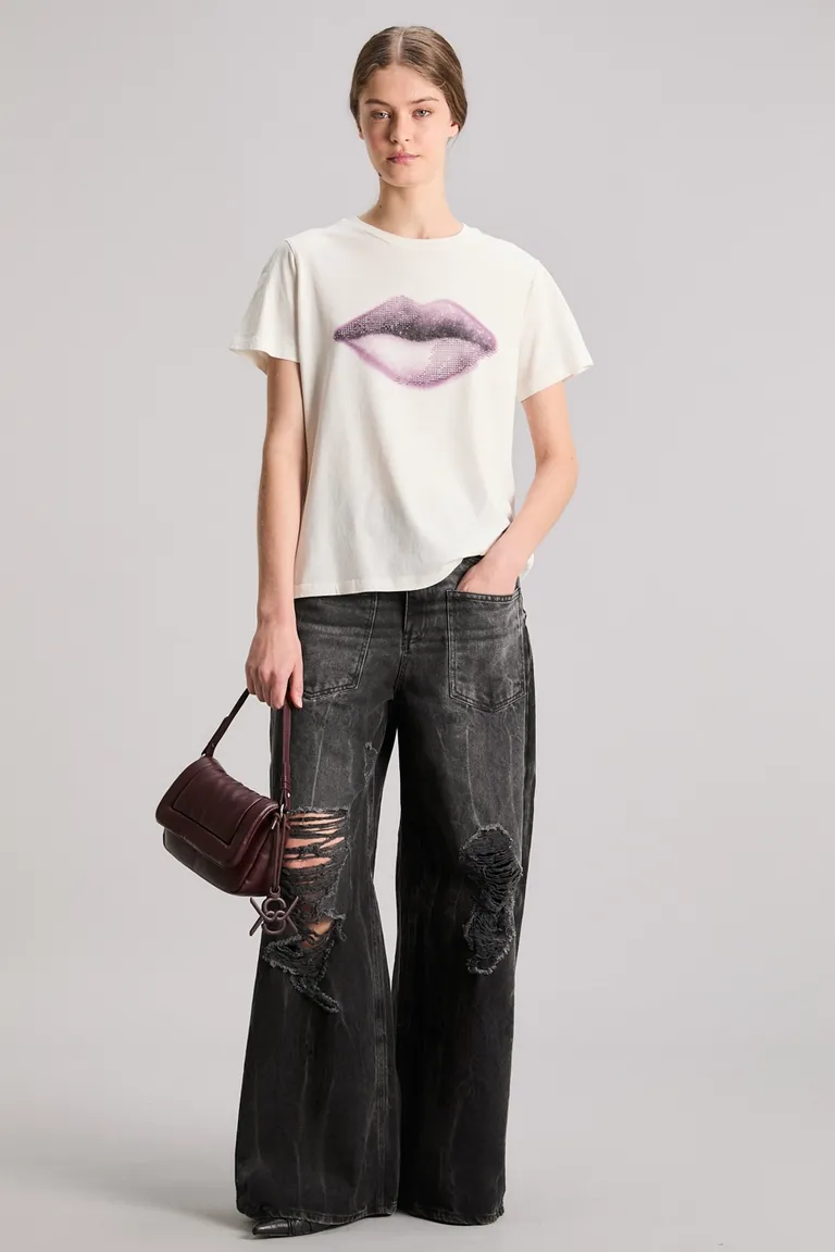 Remera de Algodón con Estampa de Labios Morados y Detalles de Strass de Kosiuko en Remeras para argentina