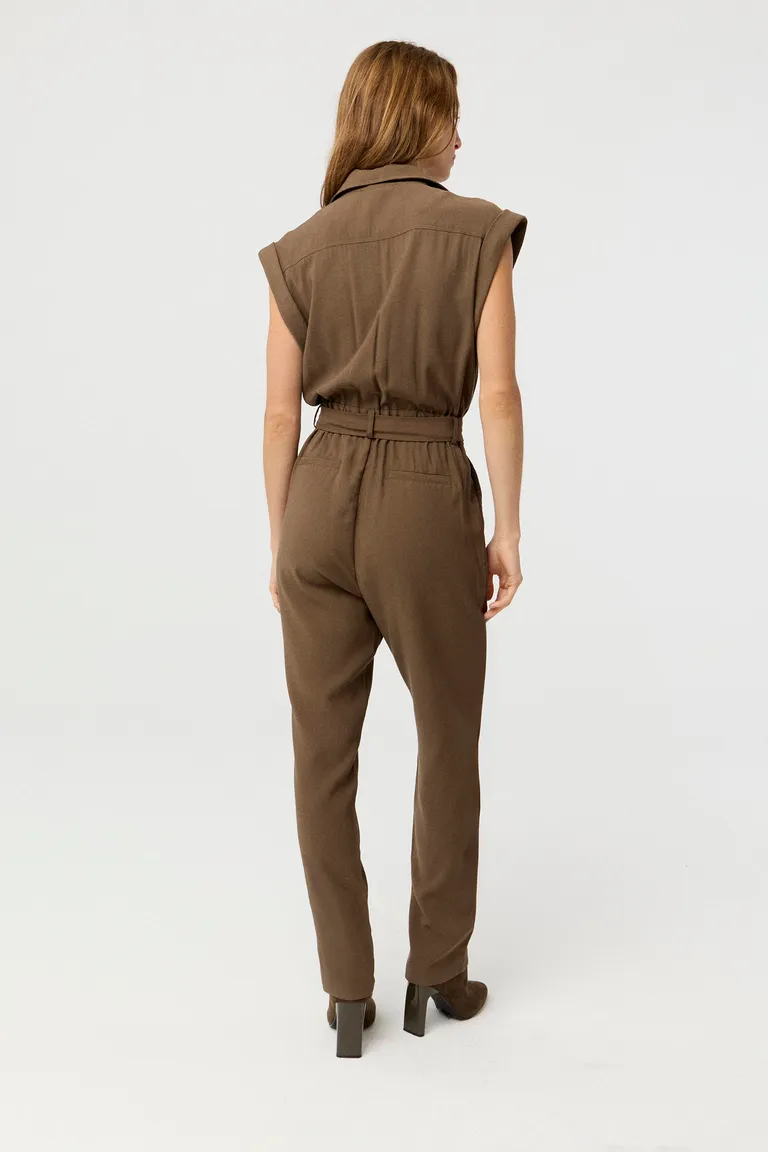 Mono con solapas, cierre frontal con broches, detalles de cierres metálicos y cinturón ajustable en la cintura de Markova en Monos para argentina