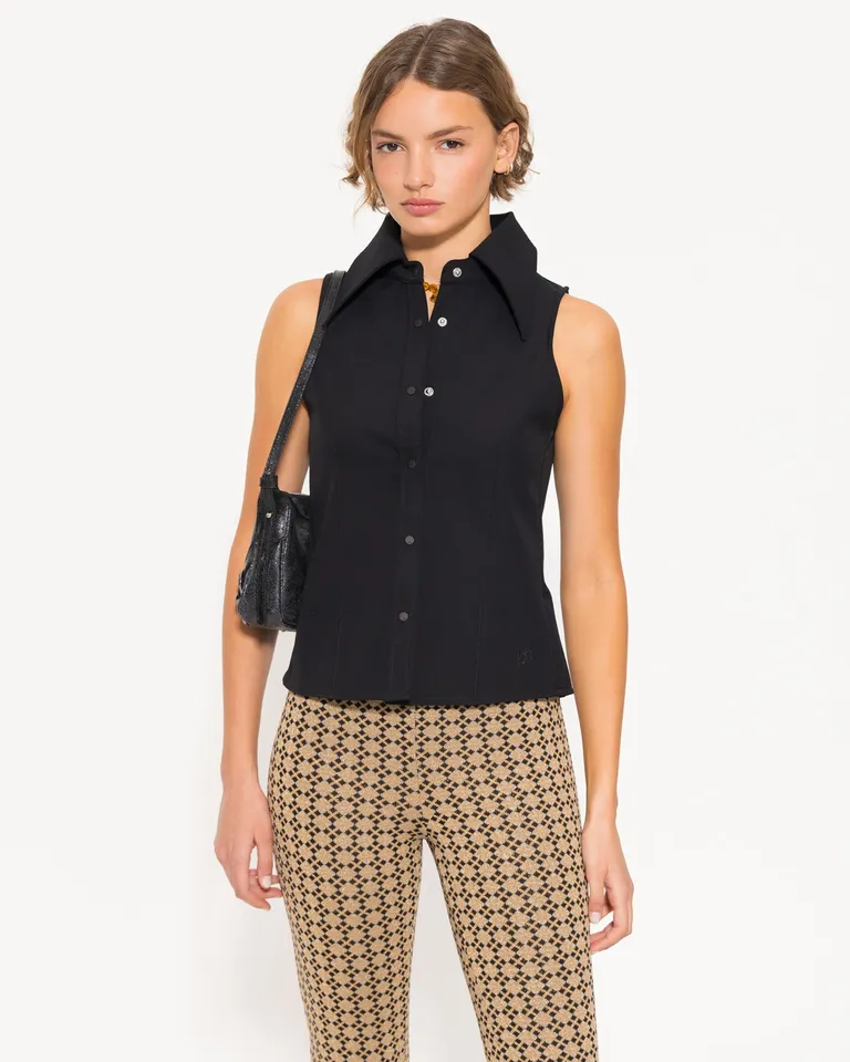 Camisa de punto negra sin mangas con detalles de cartera y pinzas para un estilo moderno de Jazmin Chebar en Camisas para argentina