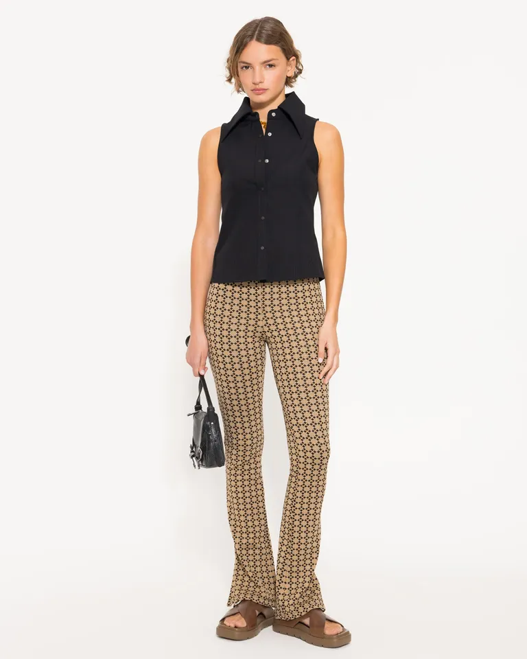 Camisa de punto negra sin mangas con detalles de cartera y pinzas para un estilo moderno de Jazmin Chebar en Camisas para argentina