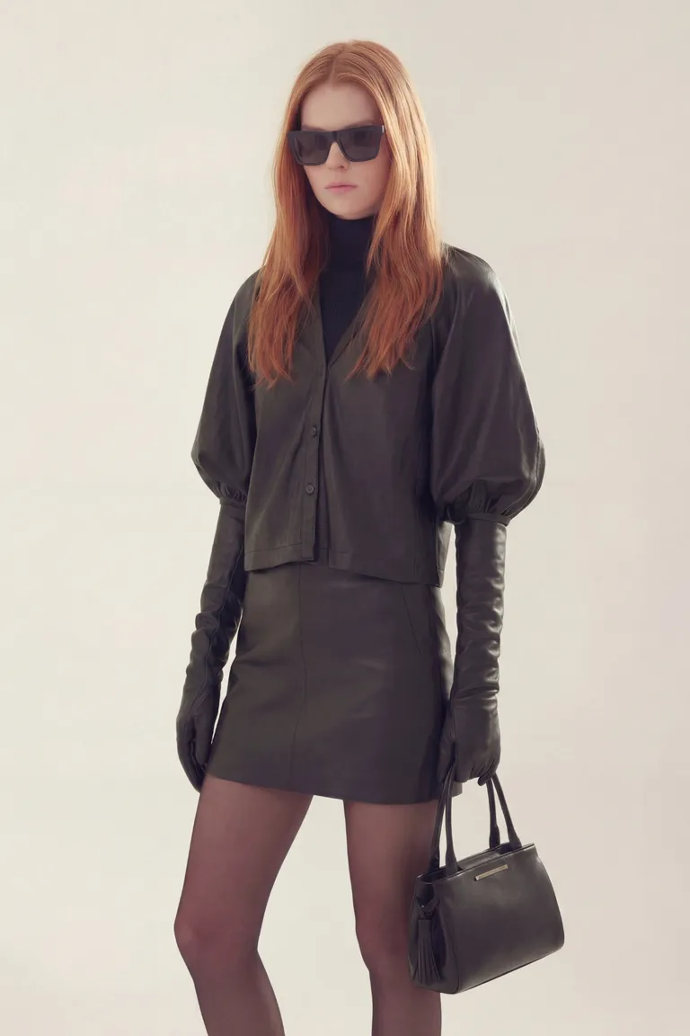 Blusa de mujer con mangas abullonadas y cierre frontal de botones de Akiabara en Blusas para argentina