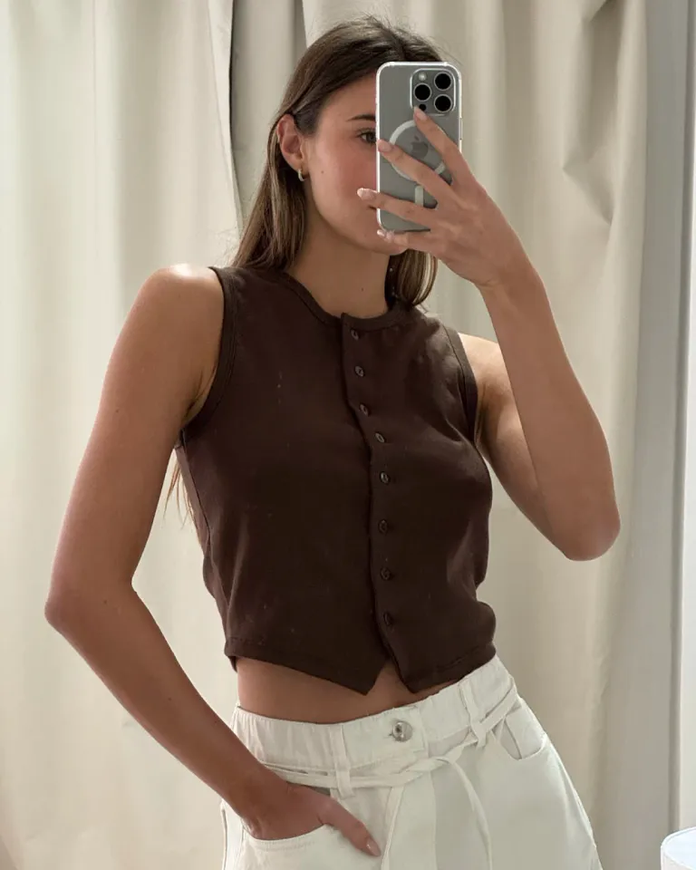 Musculosa marrón con cuello redondo y cierre frontal con botones de Sky en Tops para argentina