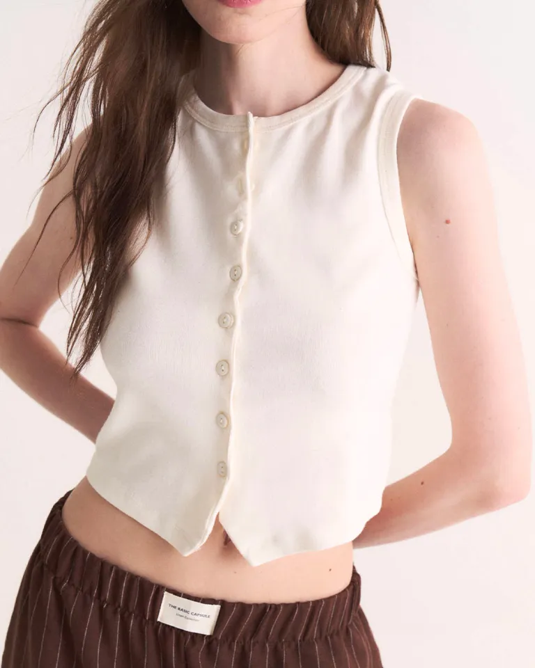 Musculosa marrón con cuello redondo y cierre frontal con botones de Sky en Tops para argentina