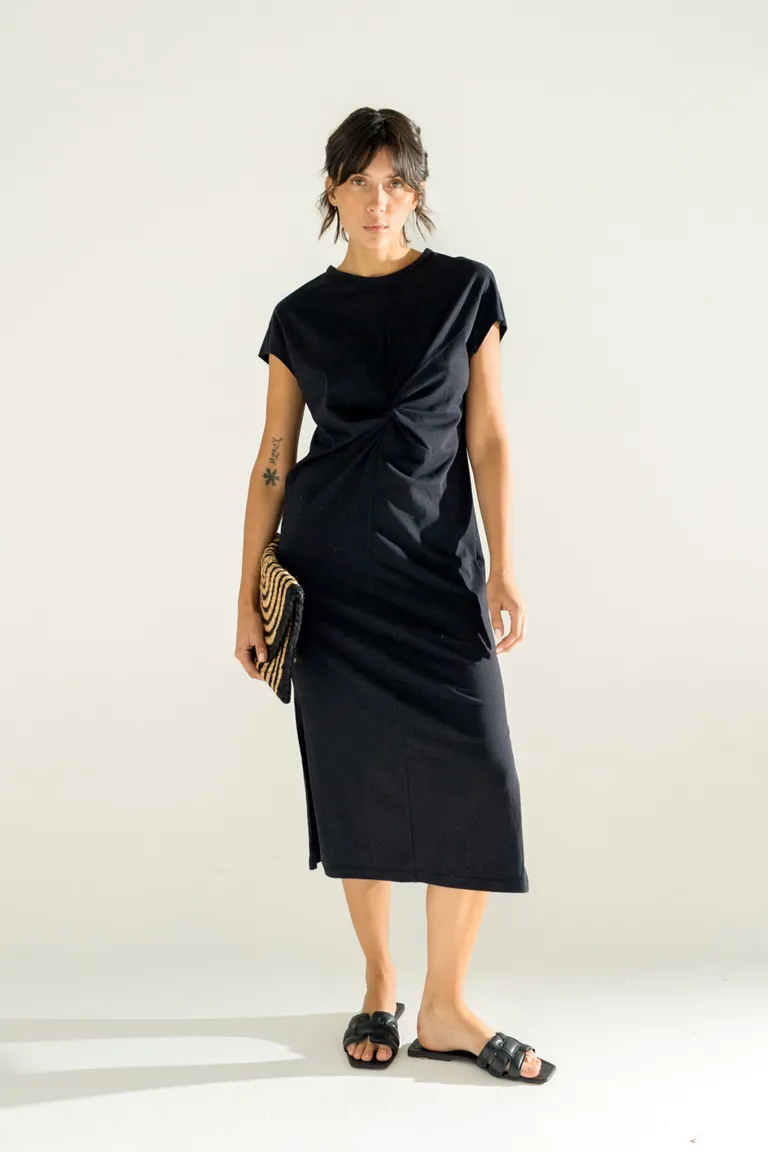 Vestido negro de diseño elegante y sofisticado para mujeres de Akiabara en Vestidos para argentina