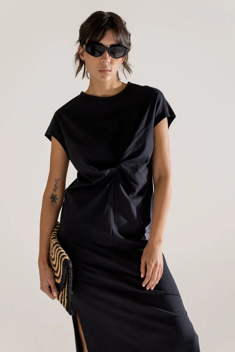 Vestido negro de diseño elegante y sofisticado para mujeres de Akiabara en Vestidos para argentina