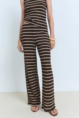 Pantalón punto estampado geométrico de Mango en Pantalones para argentina
