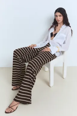 Pantalón punto estampado geométrico de Mango en Pantalones para argentina