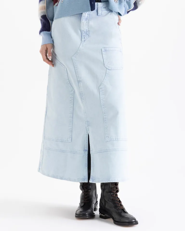 Pollera midi con tajo frontal, detalles de costuras visibles, bolsillos frontales y diseño de cintura interna con pespuntes de Jazmin Chebar en Faldas para argentina